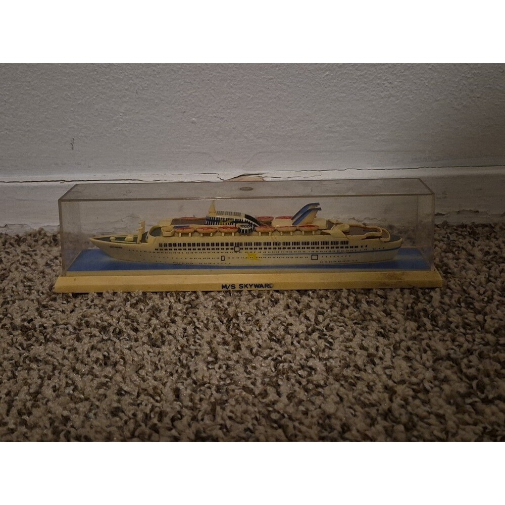 Vintage M/S Skyward Cruiseship Plastic Model Ship in Case 9" 1961-1991